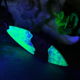 Anhänger aus Nussbaumholz und fluoreszierendem Epoxidharz in Grün-Weiß. Größe ca. 5,8 × 2 cm, Edelstahlöse, Lederkette 45+5 cm. Handgefertigtes Unikat.