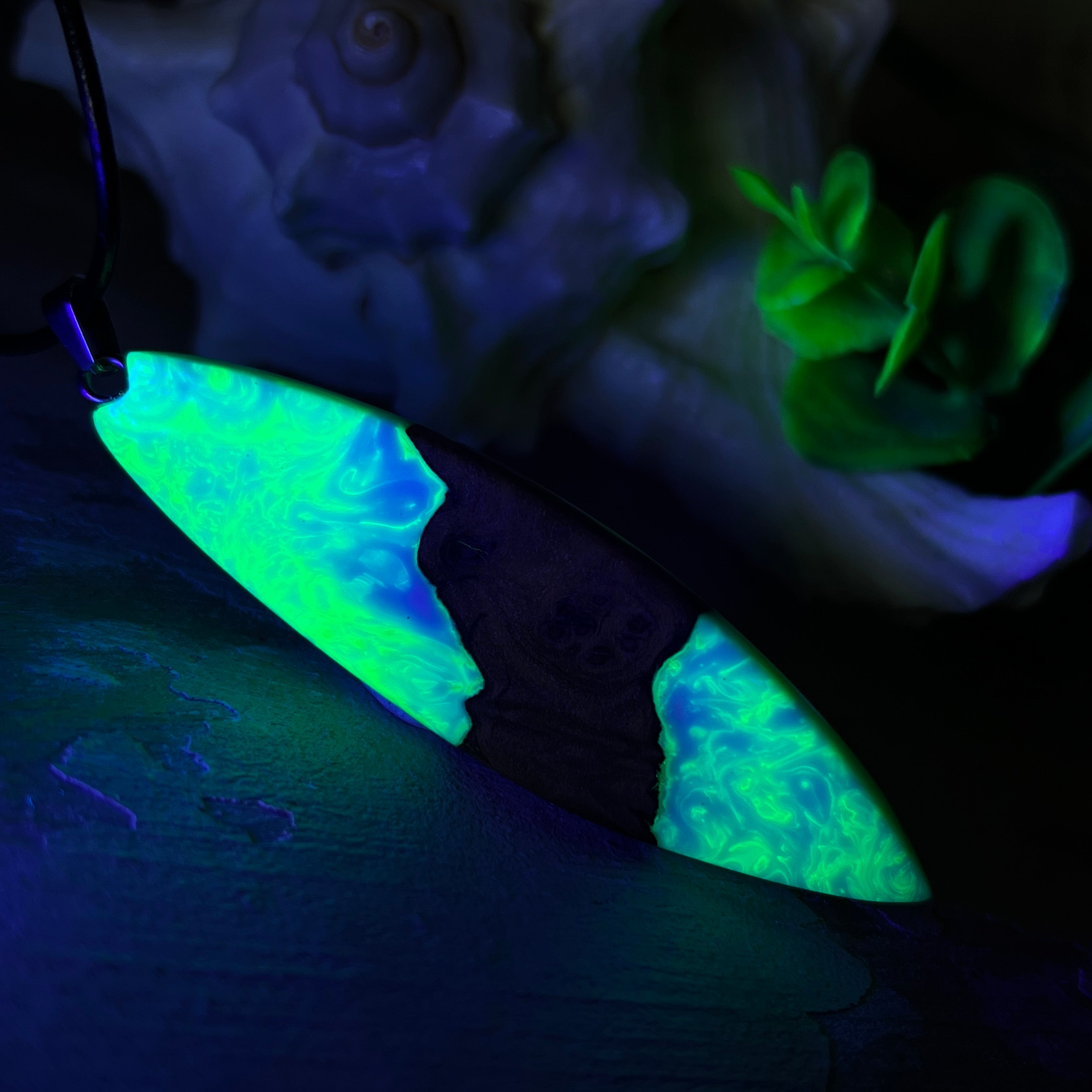 Anhänger aus Nussbaumholz und fluoreszierendem Epoxidharz in Grün-Weiß. Größe ca. 5,8 × 2 cm, Edelstahlöse, Lederkette 45+5 cm. Handgefertigtes Unikat.