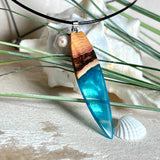 Handgefertigter Surfbrett-Anhänger aus Edelholz & Harz in Türkis mit Metallic-Schimmer. Edelstahlöse, Lederkette 45 + 5 cm Verlängerung.