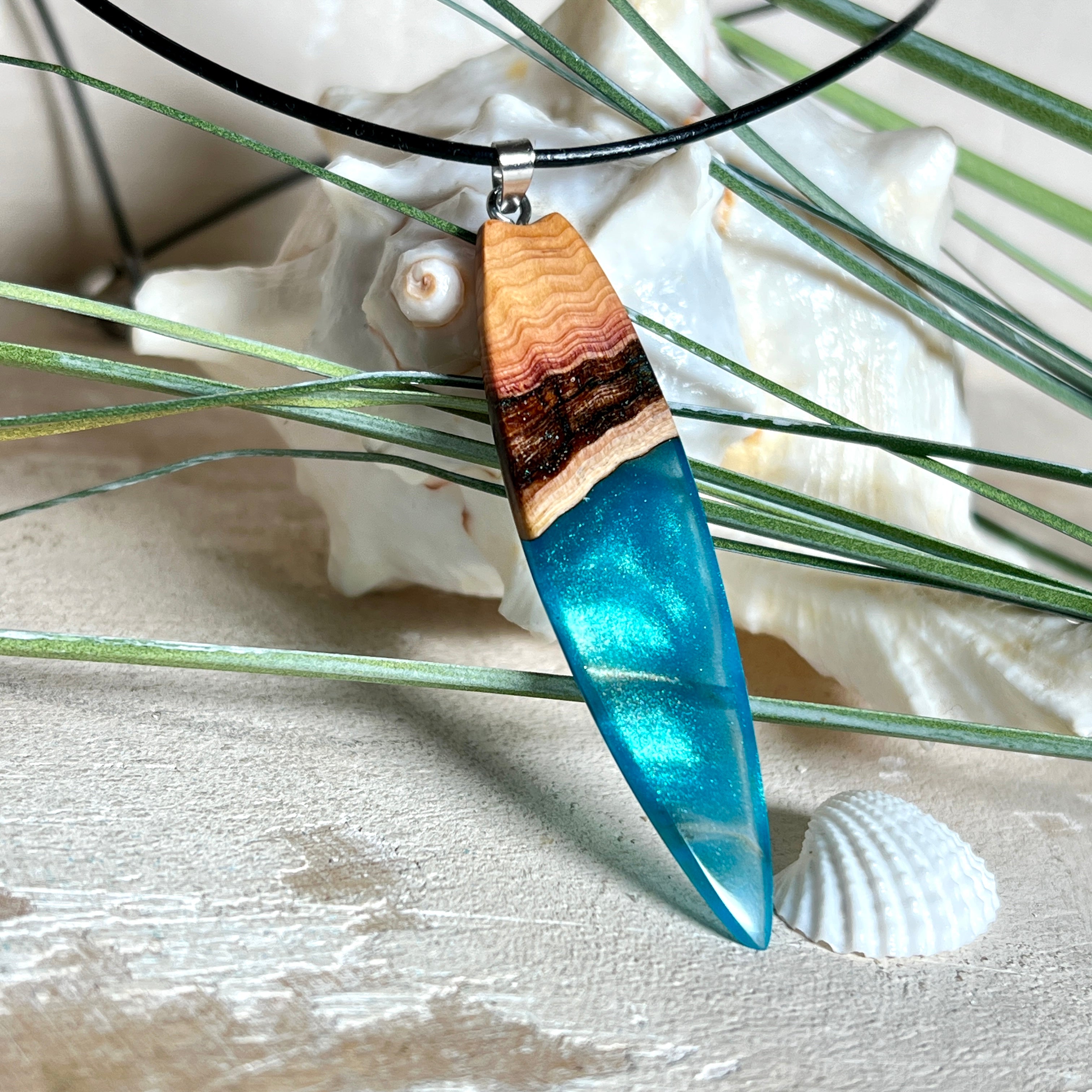 Handgefertigter Surfbrett-Anhänger aus Edelholz & Harz in Türkis mit Metallic-Schimmer. Edelstahlöse, Lederkette 45 + 5 cm Verlängerung.