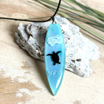 Schildkröten-Anhänger Resin türkis-blau – Surfbrett-Form 6,5 cm, handgefertigt aus Epoxidharz, Geschenkidee für Meerliebhaber