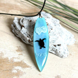 Schildkröten-Anhänger Resin türkis-blau – Surfbrett-Form 6,5 cm, handgefertigt aus Epoxidharz, Geschenkidee für Meerliebhaber