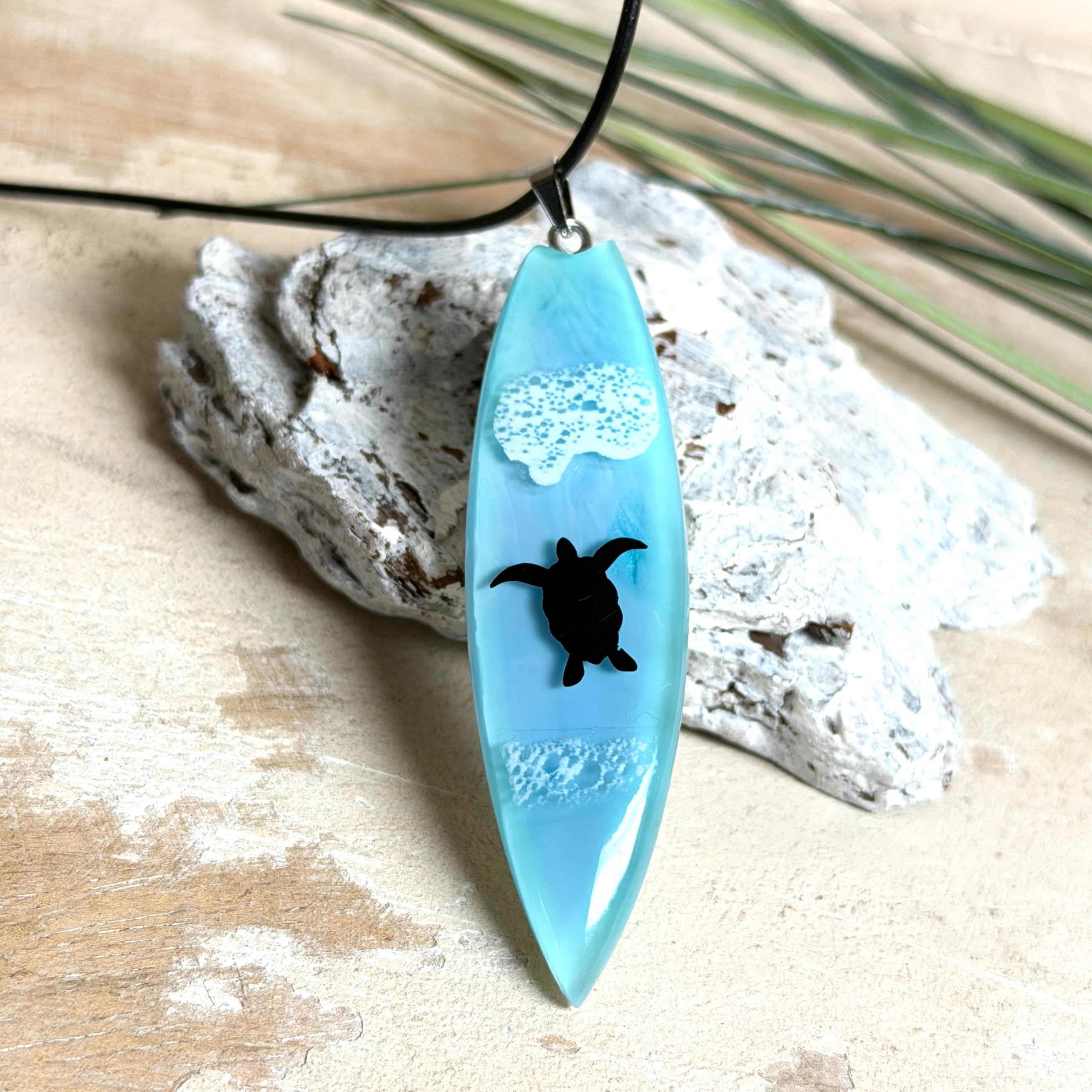 Schildkröten-Anhänger Resin türkis-blau – Surfbrett-Form 6,5 cm, handgefertigt aus Epoxidharz, Geschenkidee für Meerliebhaber