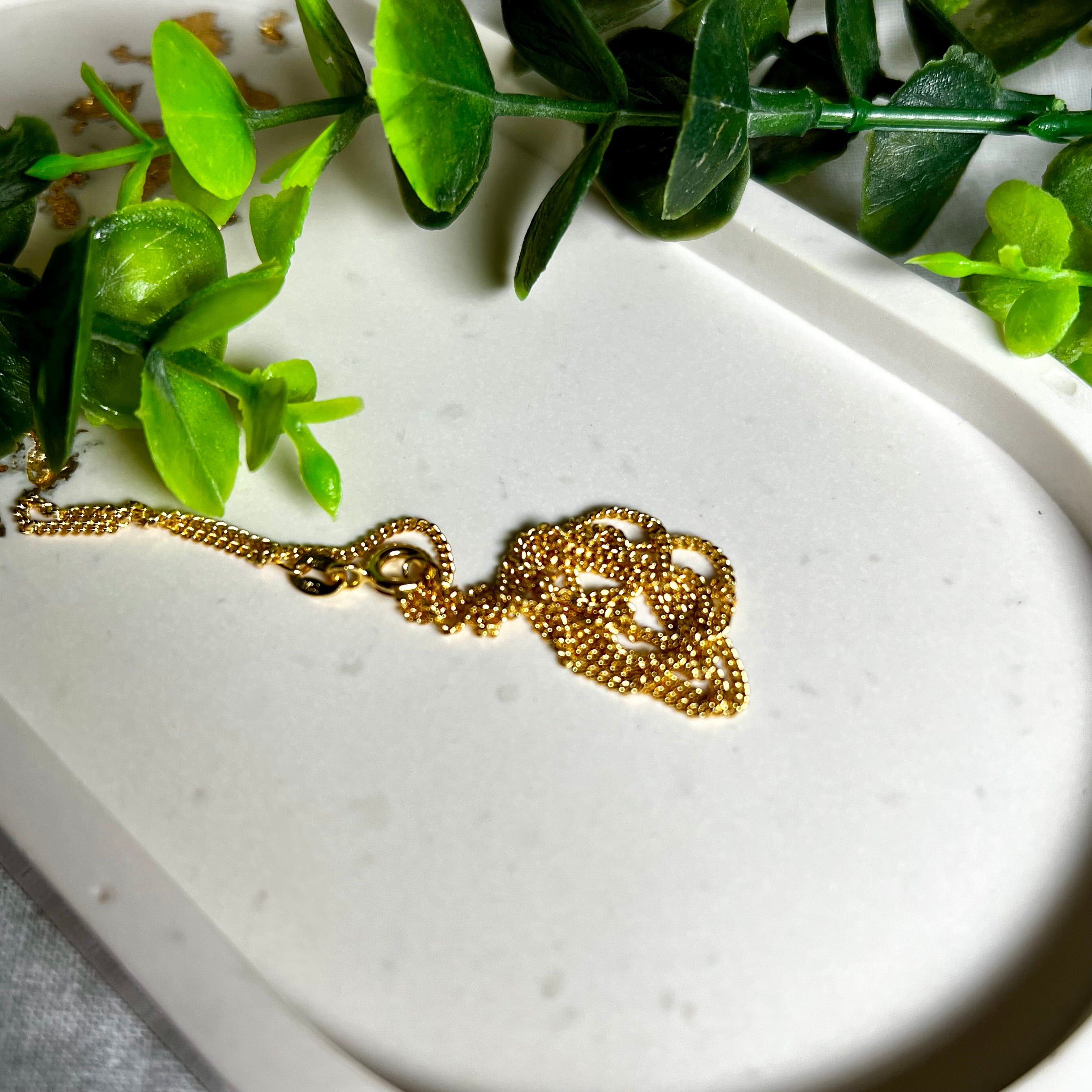 Vergoldete Panzerkette „Golden Grace“ aus 925 Sterling Silber in feiner Gliederung, 1,5 mm dick, 45 cm lang. Eleganter Goldglanz mit stabilem Federringverschluss. Ideal als Solokette oder für Anhänger – zeitlos, hochwertig und stilvoll.