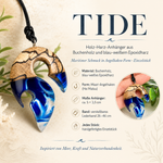 Info-Detailbild TIDE – handgefertigter Holz-Harz-Anhänger aus Buchenholz und blau-weißem Epoxidharz in Maori-Angelhaken-Form, mit verstellbarem Lederband, maritimer Unikatschmuck.