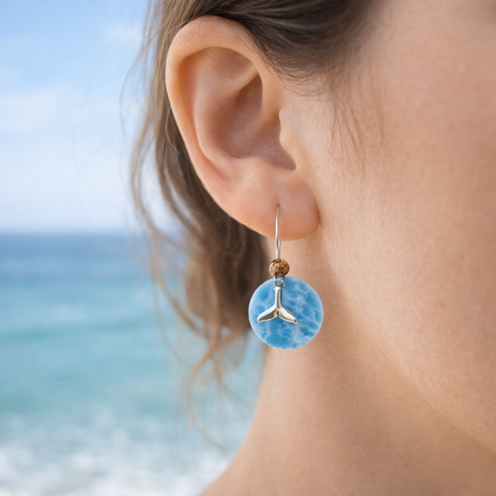 Handgefertigte Creolen-Ohrringe mit hellblauer Resin-Scheibe, zarter Wolkenmarmorierung, silbernem Walflosse-Charm und Jaspis-Natursteinperle. 925 Silber Creole, Gesamtlänge ca. 3,5 cm – Ocean-Feeling für jeden Tag.
