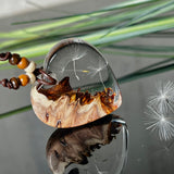 Handgefertigter Herzanhänger Pusteblumenzauber aus Maserholz und klarem Epoxidharz mit echter Pusteblume. Das Design vereint natürliche Maserstrukturen mit der Leichtigkeit schwebender Pusteblumenschirmchen – ein edles, naturverbundenes Schmuckstück mit Symbolkraft. Ideal für Naturliebhaber, Träumer und alle, die das Besondere suchen.