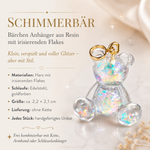 Info-Detailbild SCHIMMERBÄR – handgefertigter Bärchen Anhänger aus klarem Resin mit irisierenden Flakes, goldfarbener Edelstahlschlaufe, ca. 2,2 x 2,1 cm, ohne Kette, glitzernder Mini-Charm als Unikat.
