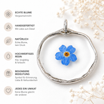 Handgefertigter Vergissmeinnicht Lünettenanhänger mit echter blauer Blüte in Resin, antiksilberner organischer Rahmen – Produktübersicht mit Highlights auf weißem Hintergrund.