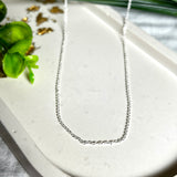 Zarte Ankerkette aus echtem 925 Silber mit klassischem Federring-Verschluss, 1 mm dick, 45 cm lang. Schlichtes, edles Design – ideal für Anhänger oder als feine Solokette. Stilvolle Schmuckfotografie mit natürlichem Hintergrund.