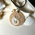 Handgemachter Anhänger mit echter Spirale, kleiner Schnecke, Meersand und feinem Glitzereffekt im Harz. Verziert mit einer Jaspisperle, Edelstahlöse und Lederkette mit Verlängerung. Maritimer Natur-Schmuck, inspiriert vom Ozean