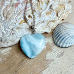 Larimar-Herzanhänger in zarten Blau- und Weißtönen, beidseitig poliert, an einer feinen platinrhodinierten 925 Silber Ankerkette mit 1 mm Stärke und 45 cm Länge. Das seltene Larimar-Herz aus der Dominikanischen Republik erinnert optisch an Meer und Himmel .