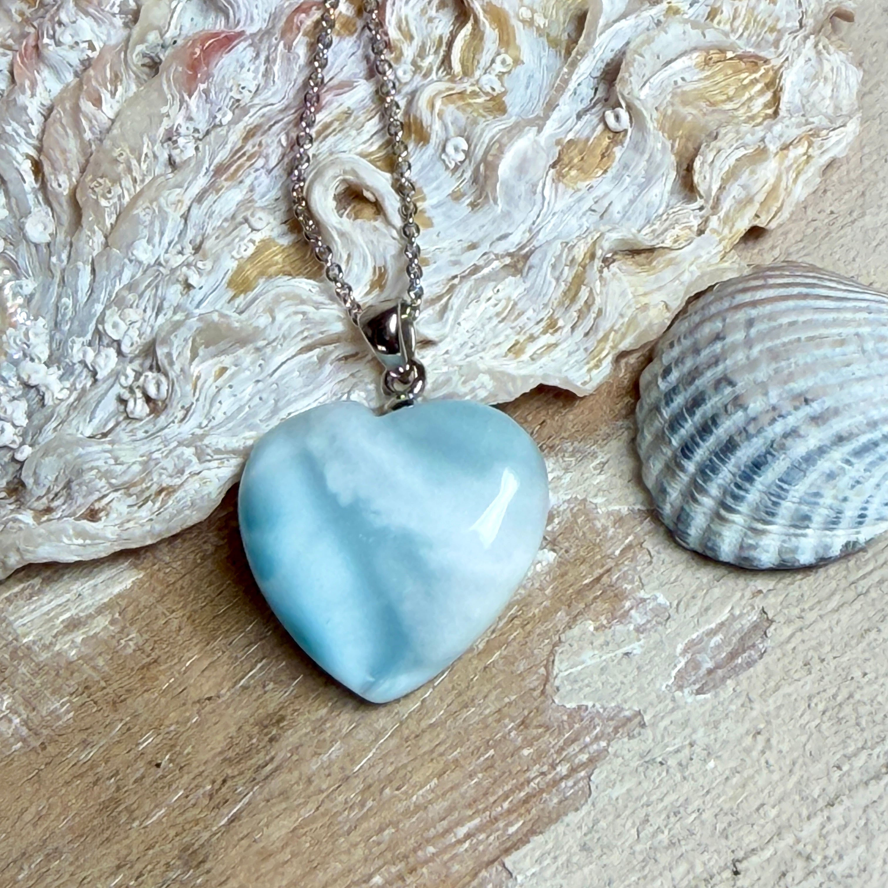 Larimar-Herzanhänger in zarten Blau- und Weißtönen, beidseitig poliert, an einer feinen platinrhodinierten 925 Silber Ankerkette mit 1 mm Stärke und 45 cm Länge. Das seltene Larimar-Herz aus der Dominikanischen Republik erinnert optisch an Meer und Himmel .