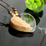 Herzförmige Resin Halskette mit Goldfield-Maserholz mit schwebenden echten Pusteblumen-Samen im glasklaren Harz, braunes Lederband mit Holzperlen, handgefertigter Naturschmuck.
