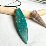 Surfboard Anhänger aus stabilisiertem Holz und Harz in Türkis und Ozeanblau an schwarzer Lederkette, maritimer Holz Harz Naturschmuck unisex