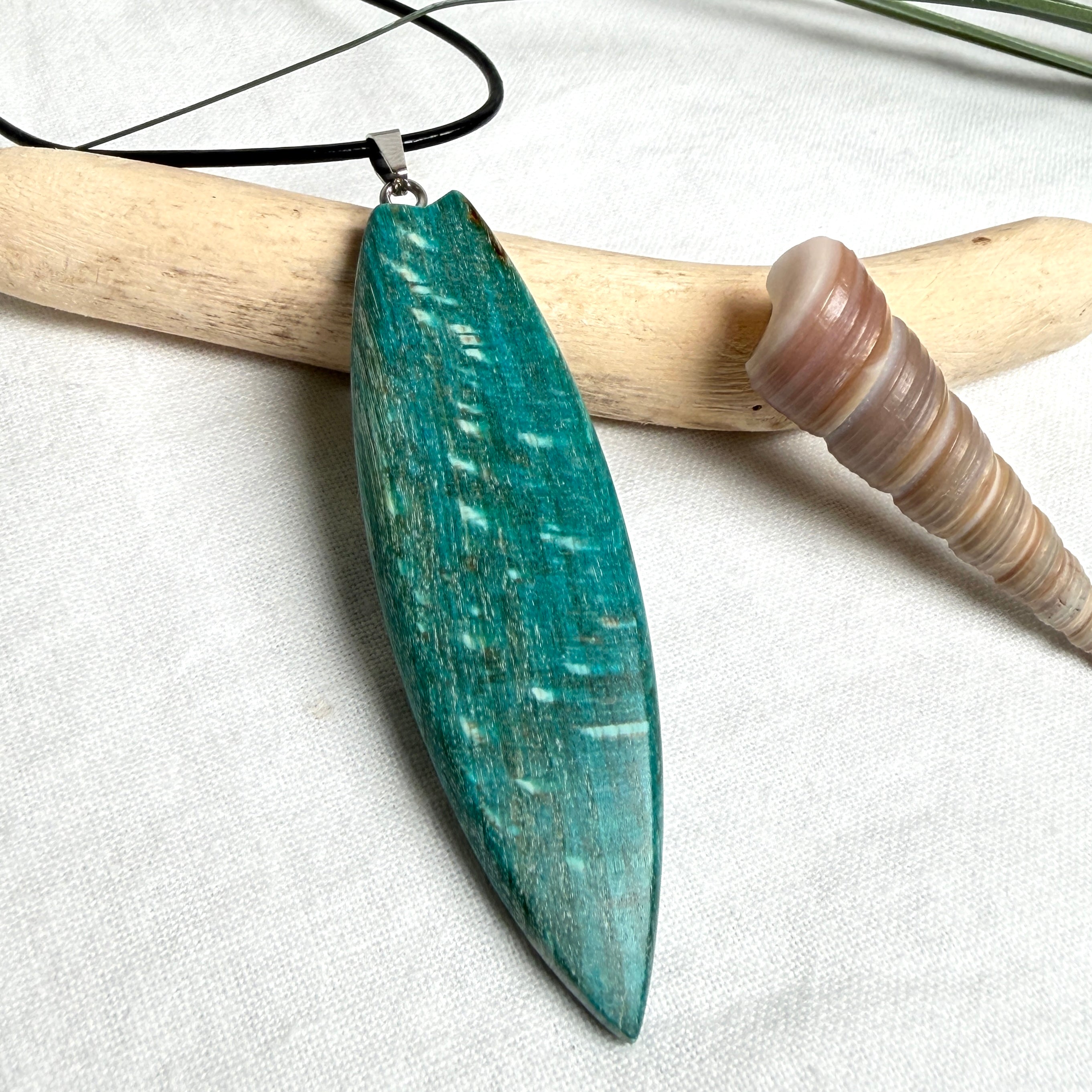 Surfboard Anhänger aus stabilisiertem Holz und Harz in Türkis und Ozeanblau an schwarzer Lederkette, maritimer Holz Harz Naturschmuck unisex