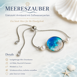 Handgefertigtes Edelstahl Armband „MEERESZAUBER“ mit Süßwasserperlen und maritimem Harz-Mittelteil in Blau-Weiß mit Welle, Sandoptik, Muschel und Seestern – verstellbares Unikat im Meeresdesign für Damen.