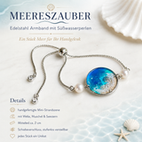 Handgefertigtes Edelstahl Armband „MEERESZAUBER“ mit Süßwasserperlen und maritimem Harz-Mittelteil in Blau-Weiß mit Welle, Sandoptik, Muschel und Seestern – verstellbares Unikat im Meeresdesign für Damen.