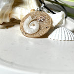 Handgemachter Anhänger mit echter Spirale, kleiner Schnecke, Meersand und feinem Glitzereffekt im Harz. Verziert mit einer Jaspisperle, Edelstahlöse und Lederkette mit Verlängerung. Maritimer Natur-Schmuck, inspiriert vom Ozean