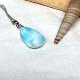 Larimar-Halskette mit blauem Tropfen-Anhänger an feiner 925 Silber Ankerkette, maritimer Naturstein-Schmuck mit weiß-türkiser Marmorierung