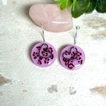 Handgemachte Leo-Creolen aus 925 Silber: Silber-Creolen 16 mm mit rosa Harz-Scheibe (2 cm) im Leoparden-Look und Edelstahl-Herzanhänger. Hängende Ohrringe in Animal-Print Stil, Gesamtlänge ca. 3,5 cm. Resin-Ohrringe für Alltag, Party oder Festival, femininer Statement-Schmuck in Rosa/Pink mit silberfarbenen Metallteilen. Einzeln gegossen, jedes Paar ein Unikat; leichte Abweichungen im Muster, Farbspiel und kleine Luftbläschen sind möglich und typisch für Handarbeit.