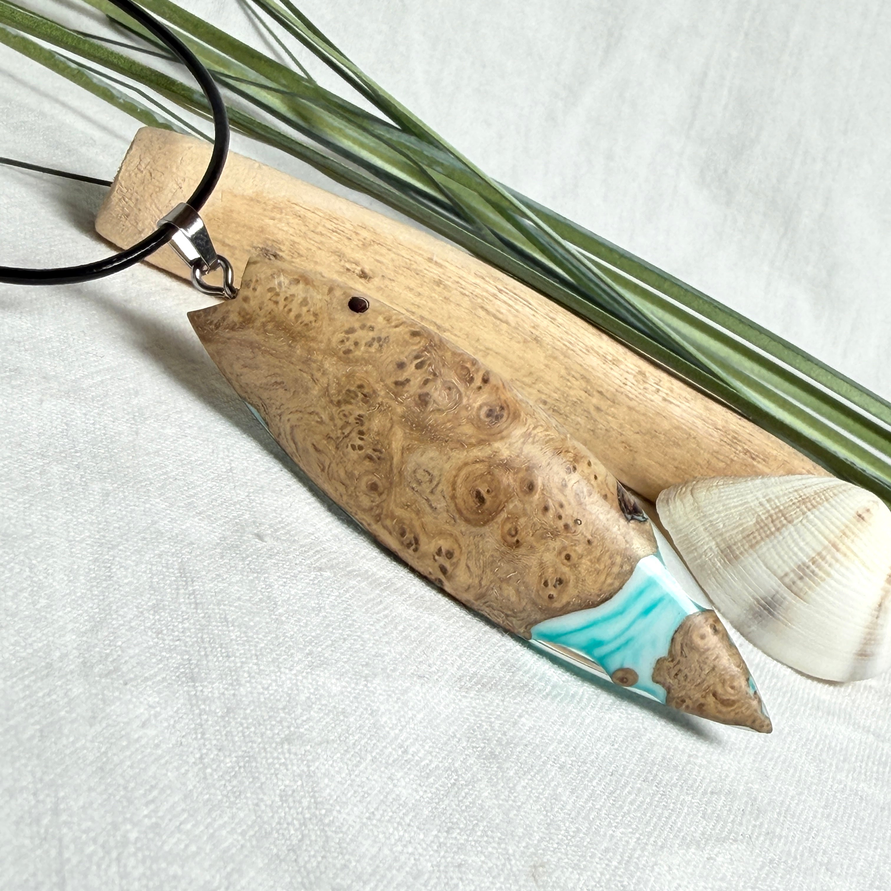 Surfboard Anhänger aus braunem Maserholz und türkisem Epoxidharz in Lagunenoptik an schwarzer Lederkette, maritimer Holz Harz Naturschmuck unisex