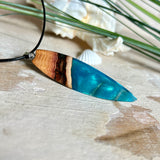 Handgefertigter Surfbrett-Anhänger aus Edelholz & Harz in Türkis mit Metallic-Schimmer. Edelstahlöse, Lederkette 45 + 5 cm Verlängerung.