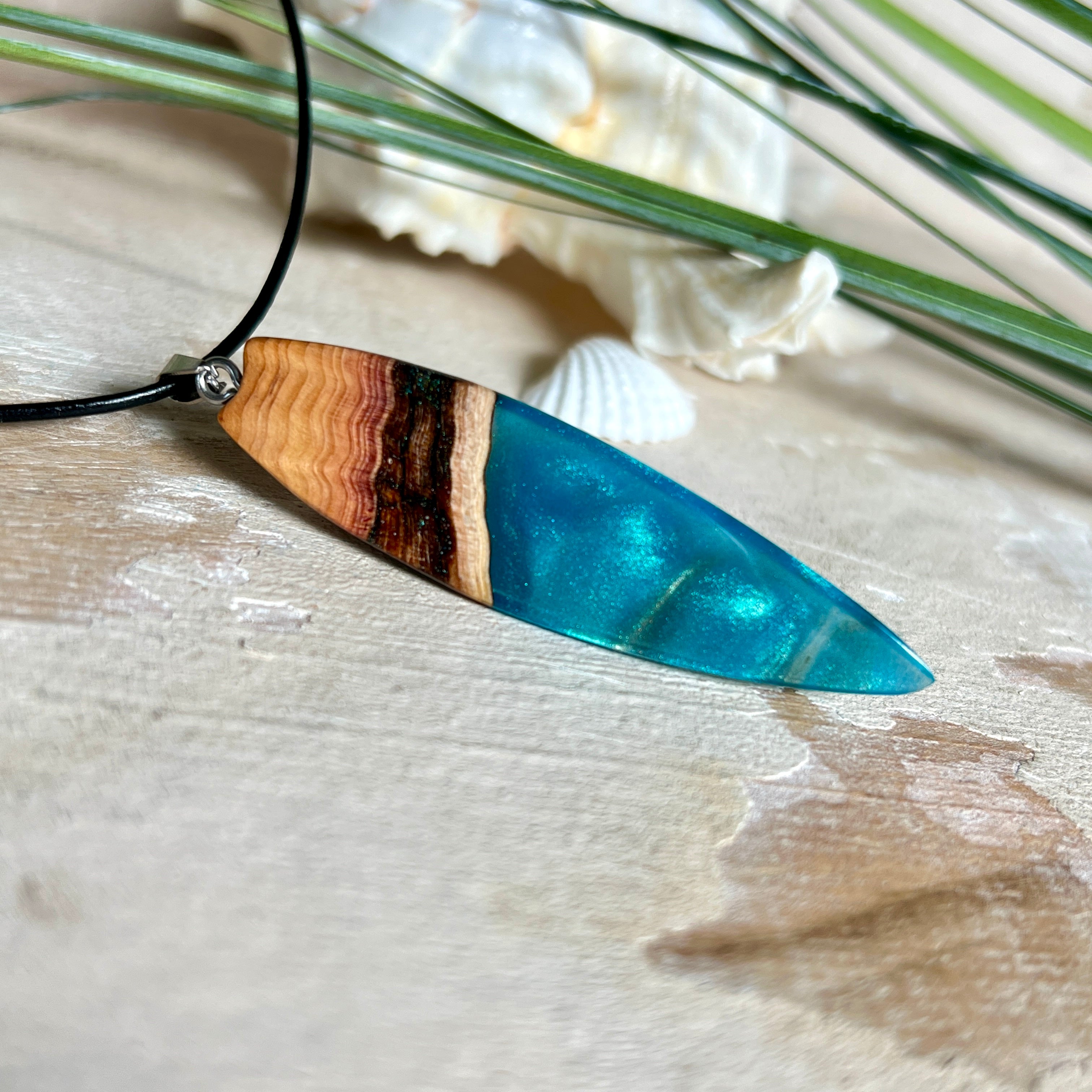 Handgefertigter Surfbrett-Anhänger aus Edelholz & Harz in Türkis mit Metallic-Schimmer. Edelstahlöse, Lederkette 45 + 5 cm Verlängerung.