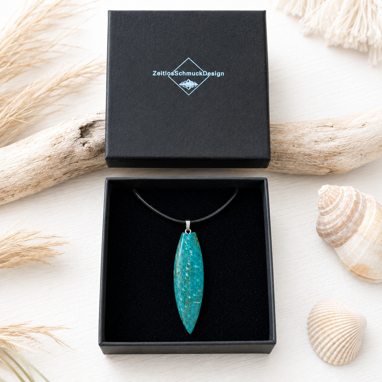 OZEANWELLE Surfboard Anhänger aus stabilisiertem Holz und Harz in Ozeanblau in der originalen Schmuckbox von ZeitlosSchmuckDesign – handgefertigter maritimer Naturschmuck mit Lederkette, einzigartiges Unikat für Surfer, Meeresliebhaber und Strandfans.