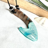 Angelhaken Anhänger aus braunem Maserholz und türkis hellblauem Epoxidharz am schwarzen Lederband mit Onyxperlen, Hei Matau Naturschmuck im Māori Stil