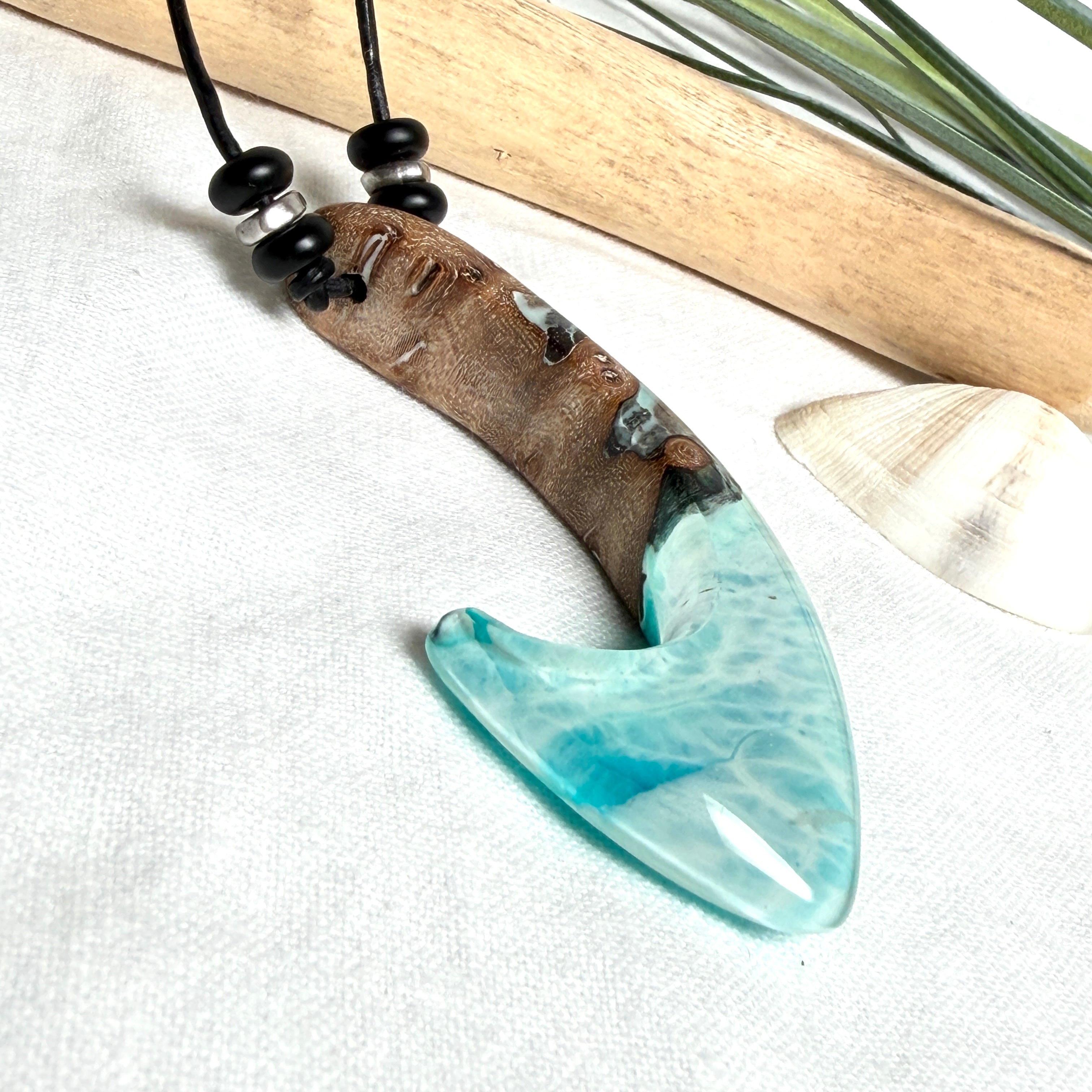 Angelhaken Anhänger aus braunem Maserholz und türkis hellblauem Epoxidharz am schwarzen Lederband mit Onyxperlen, Hei Matau Naturschmuck im Māori Stil