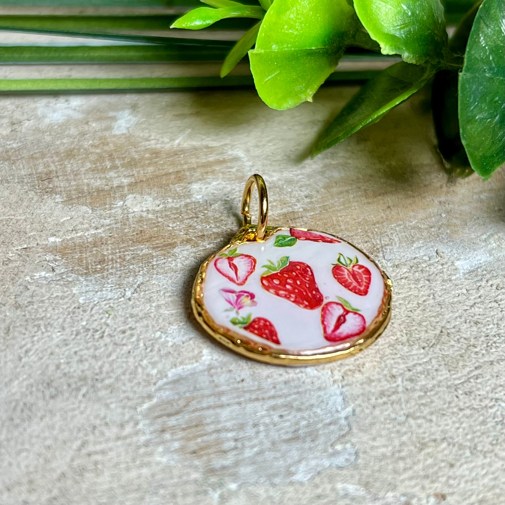 „Handgefertigter Erdbeer Anhänger aus Resin mit zarten Erdbeermotiven, gefasst in 24K vergoldet , glänzender Lünette – sommerlicher Handmade Schmuck und liebevolle Geschenkidee für Frauen und Naturfreunde“