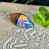 Handgefertigter Anhänger aus Olivenholz, Harz & Labor-Opal mit Aurora-Borealis-Schimmer, 925-Silberkette, einzigartiges Design , Geschenk