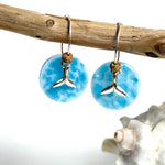 Handgefertigte Creolen-Ohrringe mit hellblauer Resin-Scheibe, zarter Wolkenmarmorierung, silbernem Walflosse-Charm und Jaspis-Natursteinperle. 925 Silber Creole, Gesamtlänge ca. 3,5 cm – Ocean-Feeling für jeden Tag.