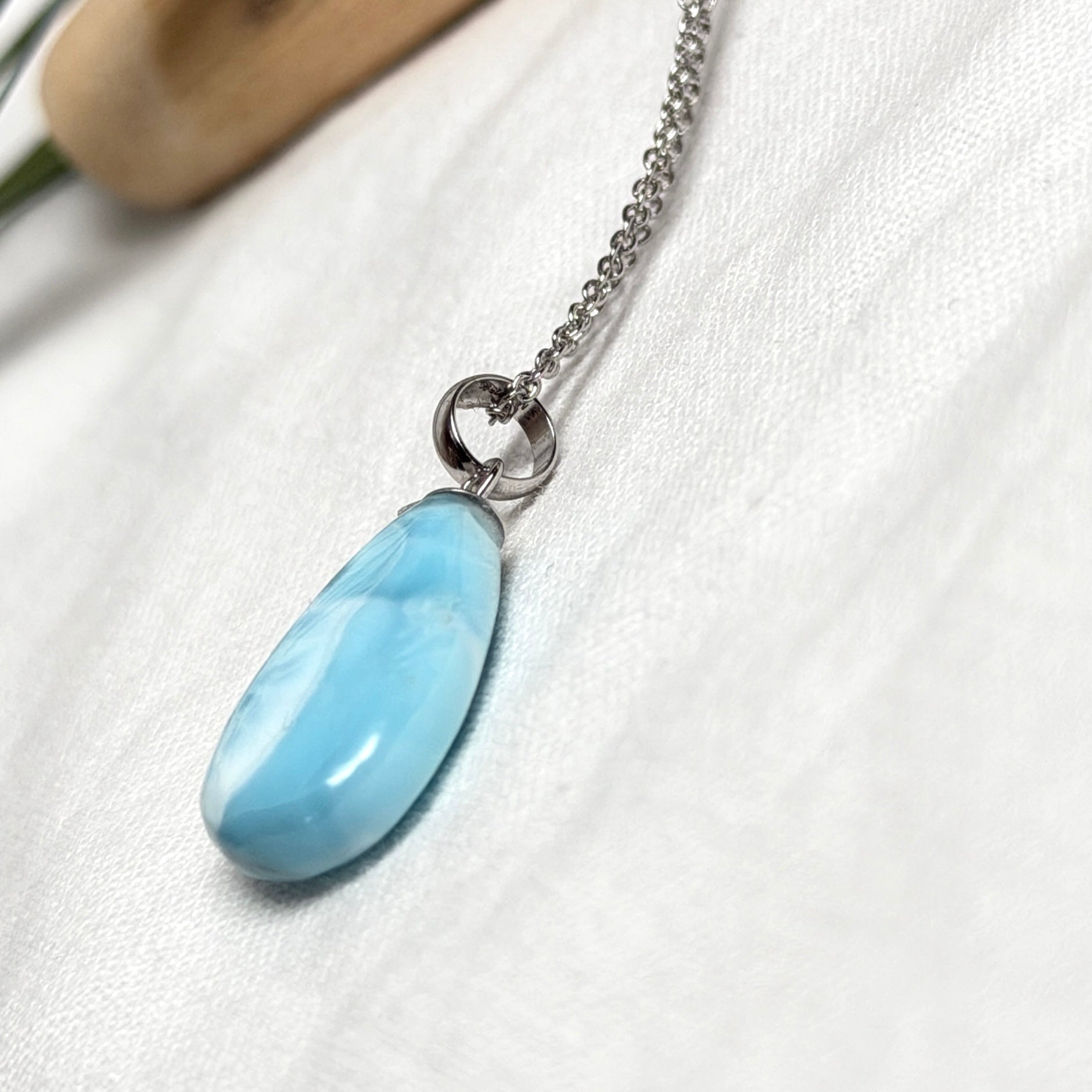Larimar-Halskette mit blauem Tropfen-Anhänger an feiner 925 Silber Ankerkette, maritimer Naturstein-Schmuck mit weiß-türkiser Marmorierung
