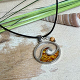 “Runder Wellenanhänger aus Edelstahl mit Bernstein-Harz-Inlay, Jaspisperle & facettiertem Bergkristall an schwarzer Lederkette (45 cm + 5 cm).”