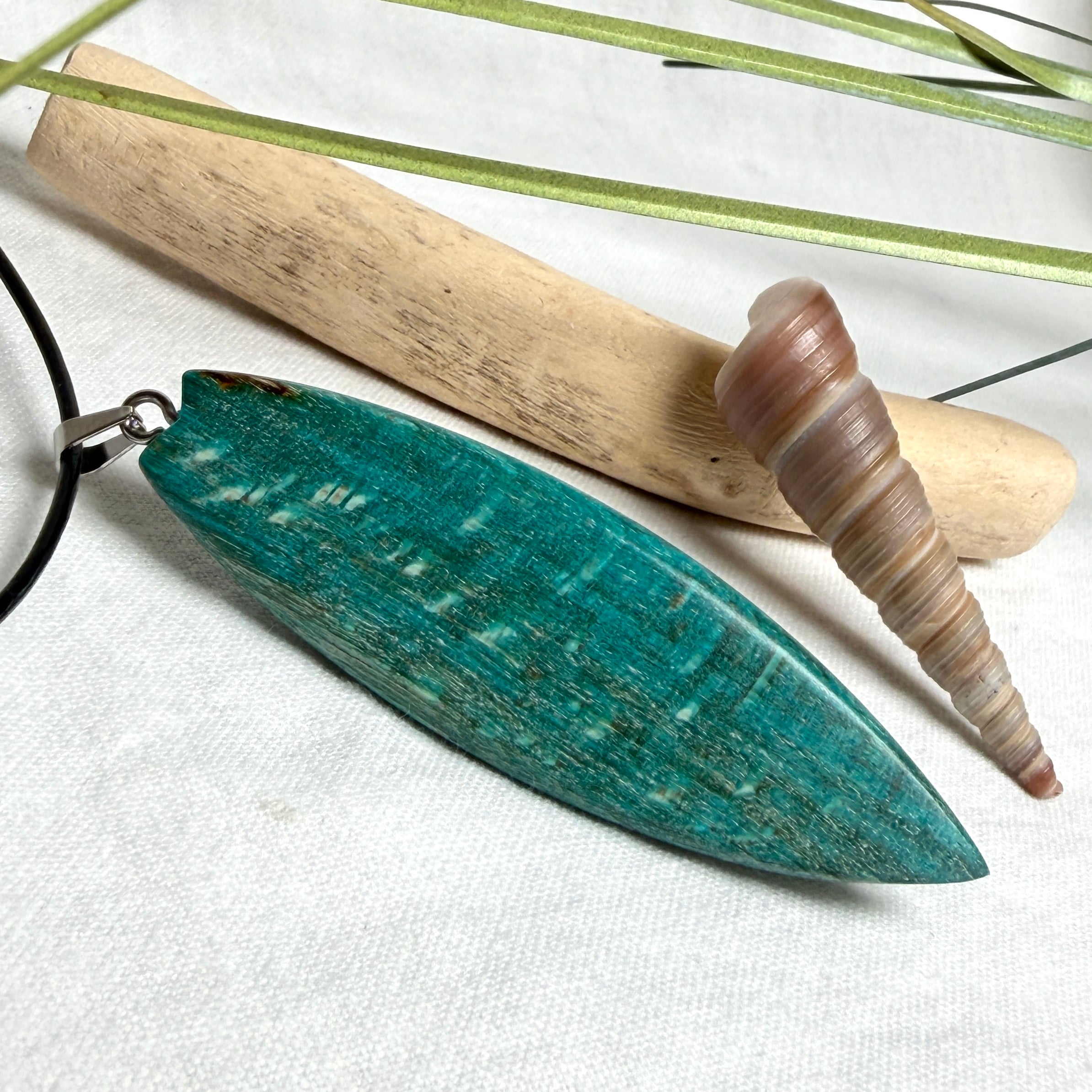 Surfboard Anhänger aus stabilisiertem Holz und Harz in Türkis und Ozeanblau an schwarzer Lederkette, maritimer Holz Harz Naturschmuck unisex
