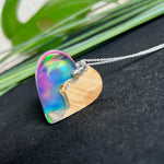 Handgefertigter Herzanhänger aus Maserholz und schimmerndem Opalharz, inspiriert von den Farben der Aurora Borealis. Das Holz zeigt eine feine Maserung, das Harz leuchtet in Rosa-, Blau- und Violetttönen. Mit zarter 925 Silber-Ankerkette (1 mm stark, 45 cm lang) und Silberöse. Ein edles Unikat in liebevoller Handarbeit gefertigt.