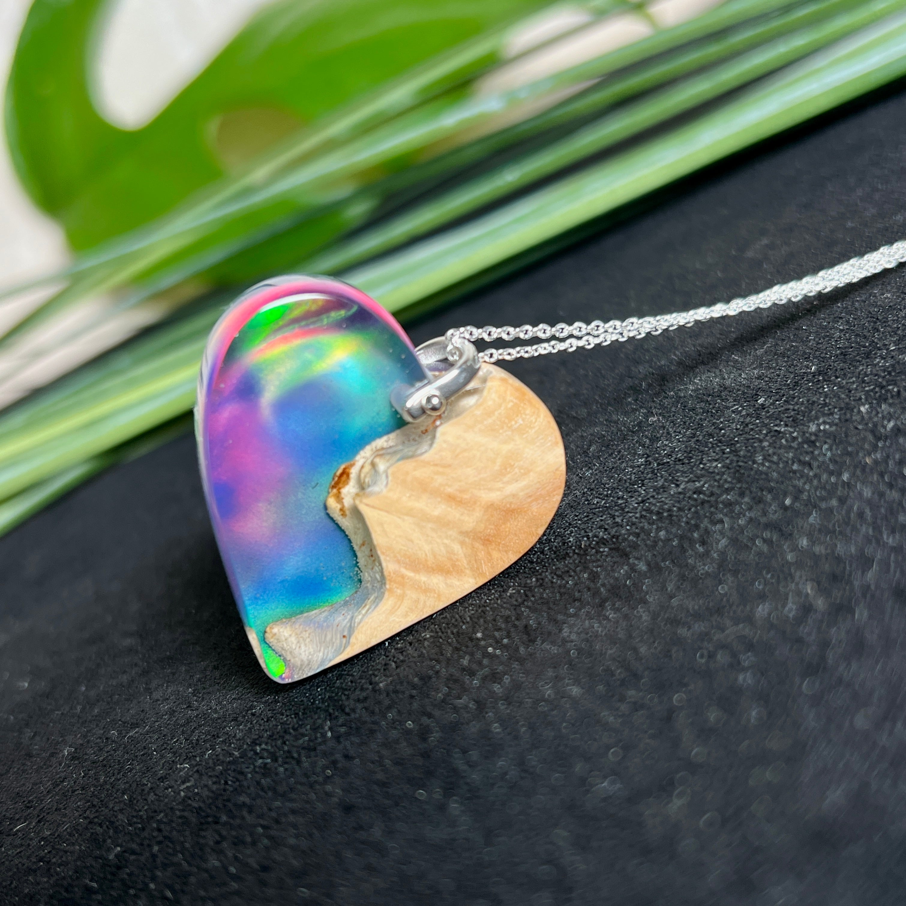 Handgefertigter Herzanhänger aus Maserholz und schimmerndem Opalharz, inspiriert von den Farben der Aurora Borealis. Das Holz zeigt eine feine Maserung, das Harz leuchtet in Rosa-, Blau- und Violetttönen. Mit zarter 925 Silber-Ankerkette (1 mm stark, 45 cm lang) und Silberöse. Ein edles Unikat in liebevoller Handarbeit gefertigt.