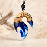 TIDE – handgefertigter Holz-Harz-Anhänger aus Buchenholz und blau-weißem Epoxidharz in Maori-Angelhaken-Form, maritimer Unikat Schmuck am Lederband mit dezenter Stranddeko.