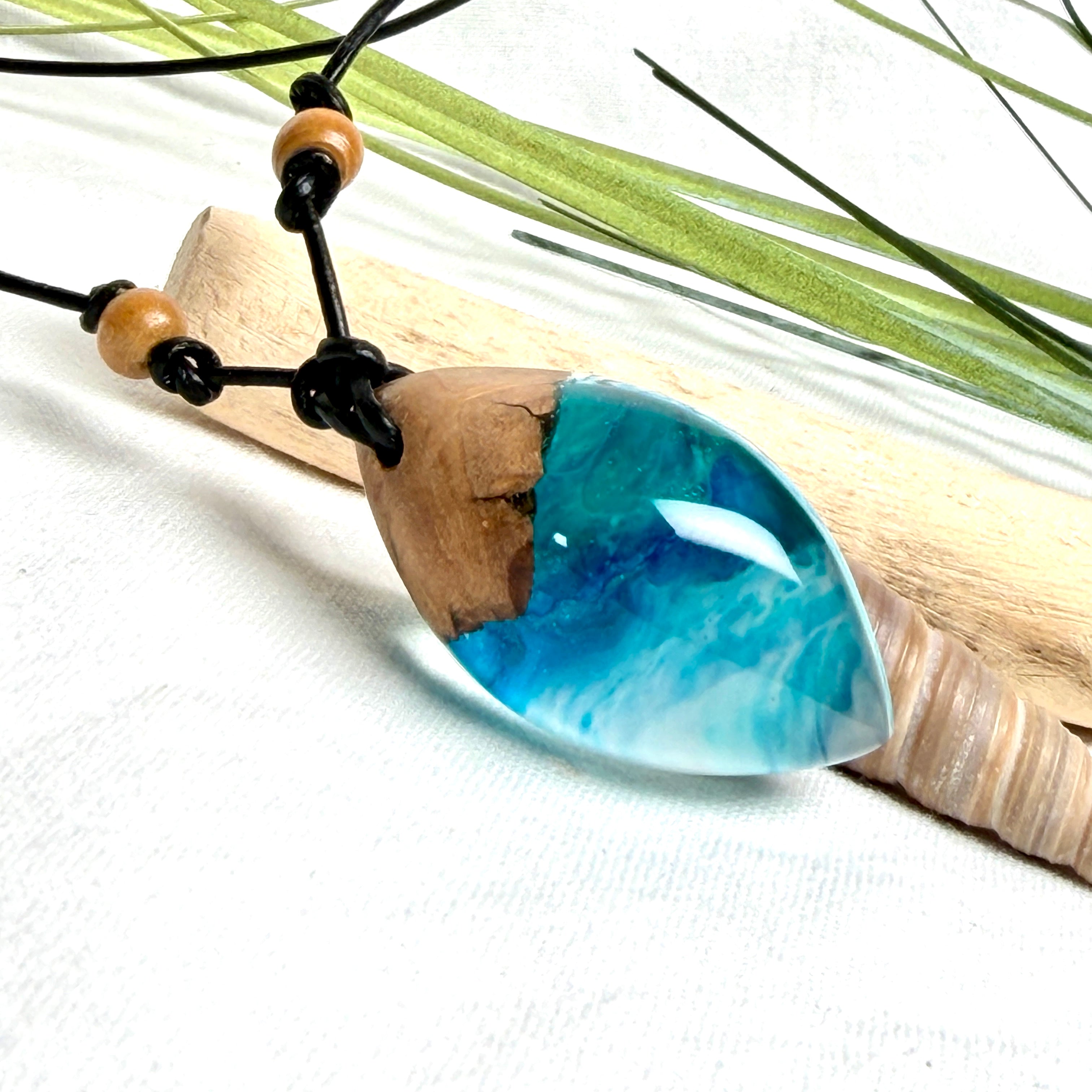 Holz-Harz-Anhänger aus Maserholz und Epoxidharz in Blau, Türkis und Weiß mit Wellenoptik am verstellbaren Lederband mit Holzperlen, handgemachter maritimer Naturschmuck