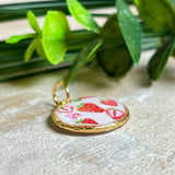 „Handgefertigter Erdbeer Anhänger aus Resin mit zarten Erdbeermotiven, gefasst in 24K vergoldet , glänzender Lünette – sommerlicher Handmade Schmuck und liebevolle Geschenkidee für Frauen und Naturfreunde“