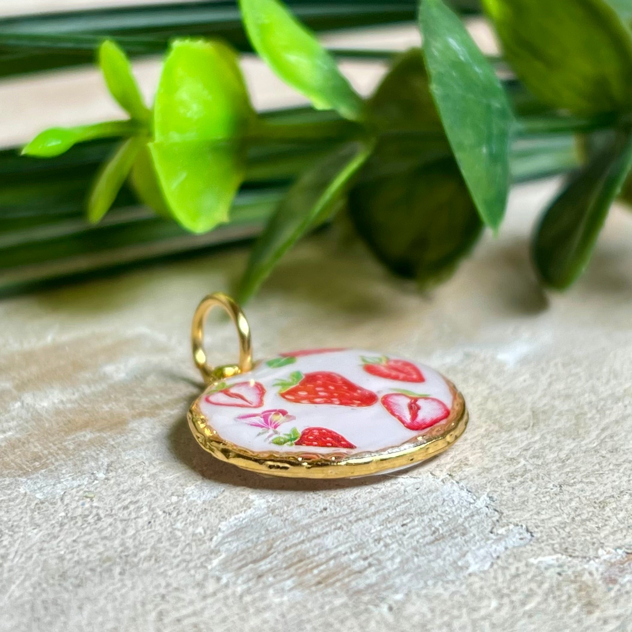 „Handgefertigter Erdbeer Anhänger aus Resin mit zarten Erdbeermotiven, gefasst in 24K vergoldet , glänzender Lünette – sommerlicher Handmade Schmuck und liebevolle Geschenkidee für Frauen und Naturfreunde“