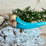 Handgefertigter Anhänger aus Edelholz und transparent-türkisblauem und weißen Epoxidharz, glatt poliert. Größe ca. 6,5 × 2,0 cm. Mit Edelstahlöse an schwarzer Lederkette (45 cm + 5 cm Edelstahl-Verlängerung, Karabiner). Moderner, unisex tragbarer Schmuck mit natürlicher Holzmaserung; kleine Lufteinschlüsse sind charakteristisch.