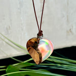 Handgefertigter Herzanhänger aus Olivenholz und schimmerndem Opalharz (Resin Colloidal Imitation Opal) – ein hochwertiges Harz mit feinen, lichtreflektierenden Partikeln, die an echte Opale erinnern. Je nach Licht schimmert der Anhänger in Regenbogenfarben. Mit braunem Lederband und silberfarbener Perle. Jedes Stück ein liebevoll gefertigtes Unikat.