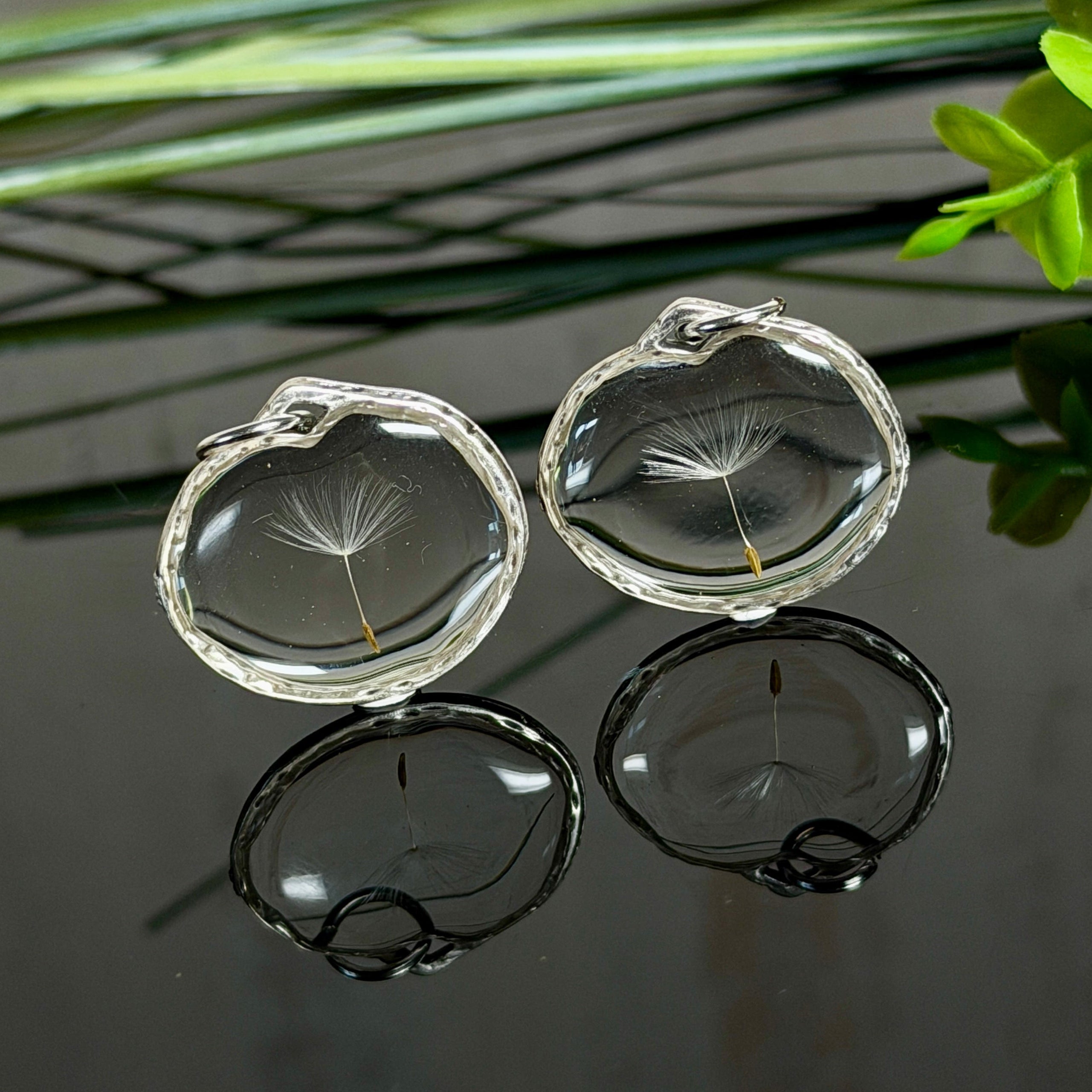 Handgemachtes 2er Set Pusteblumen-Anhänger mit echtem Samen in klarem Resin, silberfarbene Fassung, liebevoll verpackt im Schmucksäckchen mit Geschenk-Extra Schmuckschachtel von ZeitlosSchmuckDesign