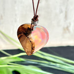 Handgefertigter Herzanhänger aus Olivenholz und schimmerndem Opalharz (Resin Colloidal Imitation Opal) – ein hochwertiges Harz mit feinen, lichtreflektierenden Partikeln, die an echte Opale erinnern. Je nach Licht schimmert der Anhänger in Regenbogenfarben. Mit braunem Lederband und silberfarbener Perle. Jedes Stück ein liebevoll gefertigtes Unikat.