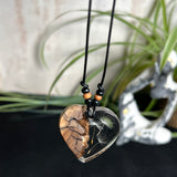 „Handgefertigter Herzanhänger aus Olivenholz und klarem Harz mit echter Pusteblume. Der Anhänger (ca. 3,5 × 3,5 cm) hängt an einem verstellbaren Lederband (23–43 cm) mit Holzperlen. Symbol für Wünsche und Glück, sorgfältig in Handarbeit gegossen, gesägt, geschliffen und poliert. Ein einzigartiger, naturinspirierter Anhänger – ideal als Geschenk oder persönlicher Talisman.“