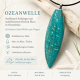 OZEANWELLE Surfboard Anhänger aus stabilisiertem Holz und Harz in Ozeanblau an schwarzer Lederkette – handgefertigter maritimer Naturschmuck im Surfboard-Design, einzigartiges Unikat für Surfer, Meeresliebhaber und Strandfans.