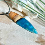 Handgefertigter Surfbrett-Anhänger aus Edelholz & Harz in Türkis mit Metallic-Schimmer. Edelstahlöse, Lederkette 45 + 5 cm Verlängerung.